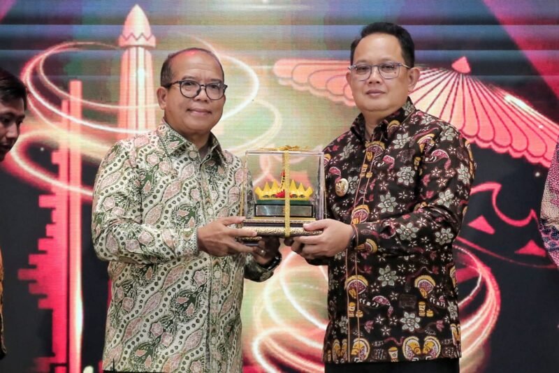 Pj. Gubernur Samsudin Tandatangani Shareholder Agreement Bersama PT. Bank Jatim