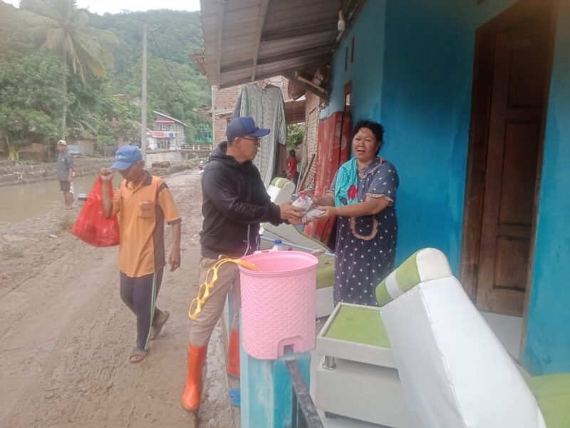 Pemkot Bandar Lampung Bagikan Nasi dan Air Mineral Kepada Korban Banjir