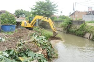 Pemerintah Kota Bandar Lampung Terjunkan Alat Berat untuk Normalisasi Sungai di Tanjung Senang