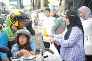 Pemkot Bandar Lampung Bersama TNI-Polri Bagikan 6.000 Paket Takjil kepada Warga