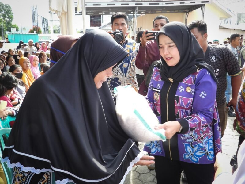 Wali Kota Bandar Lampung Salurkan 8 Ton Beras Baznas Jelang Idulfitri