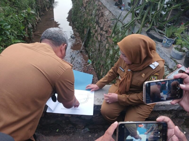 Banjir Viral di Campang Jaya, Bunda Eva Temukan Penyebabnya di Atas Sungai!