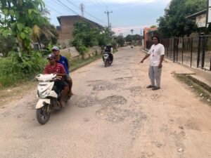 Warga Keluhkan Jalan M. Yunus Ujung Rusak Parah