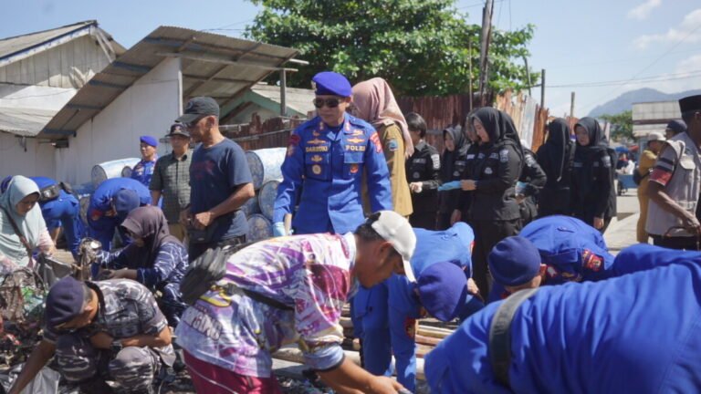 Polairud dan Humas Polda Lampung Gelar Patroli Laut dan Aksi Bersih Pantai di Teluk Lampung