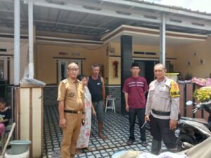 Lurah Way Kandis dan Kapolsek Tanjung Senang Mengunjungi Warga Pasca Banjir