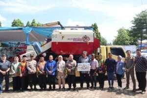 Gapoktan Maju Sejahtera Terima Bantuan Combine Harvester dari Kementan RI