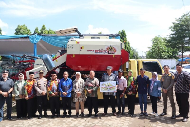 Gapoktan Maju Sejahtera Terima Bantuan Combine Harvester dari Kementan RI