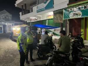 Berikan Himbauan Kamtibmas Kepada Masyarakat : Sat Lantas Polres Pesisir Barat Gelar Patroli Dialogis