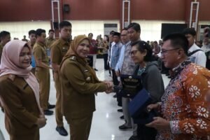 Pemkot Bandar Lampung Serahkan Penghargaan dan Hibah dalam Peringatan Hari Koperasi Nasional ke-78