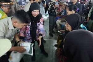 Wali Kota Eva Dwiana Salurkan 56 Ribu Karung Beras Bantuan di Lima Kelurahan Bandar Lampung
