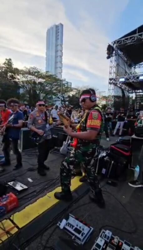 Kapolda Lampung Pukau Penonton Saat Bermain Gitar di Konser Saburai Grand Jam 2025