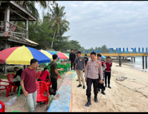 Pleton Siaga Polres Pesisir Barat Laksanakan Patroli Dialogis di Pantai Labuhan Jukung