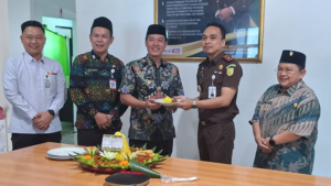 Sinergi Harmonis, Pemkab Pesisir Barat Beri Kejutan HUT Adhyaksa ke-65 di Cabjari Krui