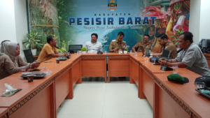 Jalin Komunikasi dan Publikasi di Sektor Pariwisata : Diskominfo Pesibar bersama GWI Gelar Rapat Audiensi