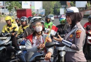 Satlantas Polresta Bandar Lampung Bagikan Bendera Merah Putih, Gelorakan Semangat Nasionalisme di Jalan Raya
