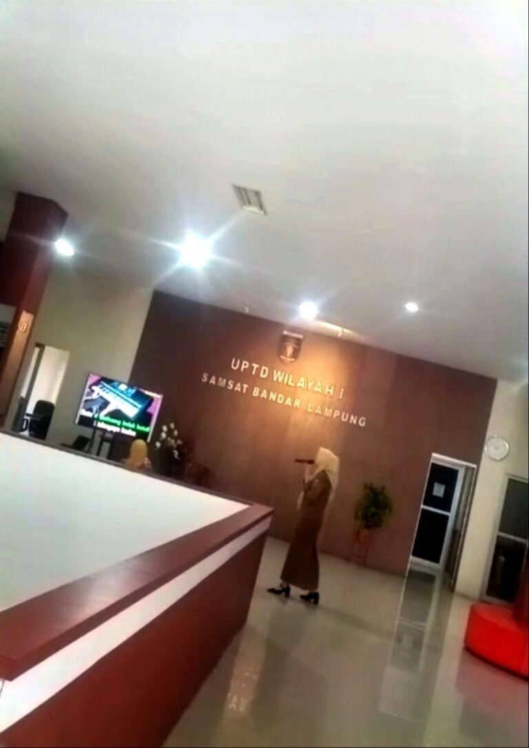 Masyarakat Mengantri, Pegawai Samsat Rajabasa Asik Bernyanyi Saat Jam Kantor