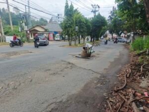 Jalan Rusak Tak Kunjung di Perbaiki, Warga Pasang Gentong ditengah Jalan