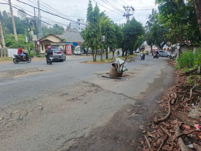 Jalan Rusak Tak Kunjung di Perbaiki, Warga Pasang Gentong ditengah Jalan
