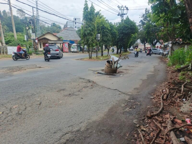 Jalan Rusak Tak Kunjung di Perbaiki, Warga Pasang Gentong ditengah Jalan