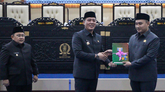 Bupati dan Wakil Bupati Pesisir barat Hadiri Rapat Paripurna Penyampaian Nota Pengantar KUA-PPAS APBD 2026