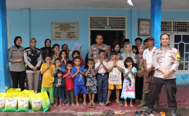 Polres Pesawaran Tunjukkan Kepedulian, Kapolres Serahkan Bantuan ke Panti Asuhan Terdampak Banjir