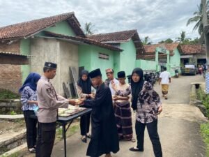 Polsek Padang Cermin Gelar Jumat Berkah, Bagikan Nasi Kotak kepada Jemaah Masjid