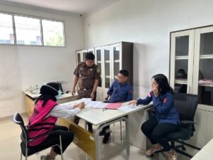 Penyidik Pidsus Kejati Lampung Serahkan Tersangka Tipikor Bank BRI Cabang Pringsewu ke Kejari Pringsewu
