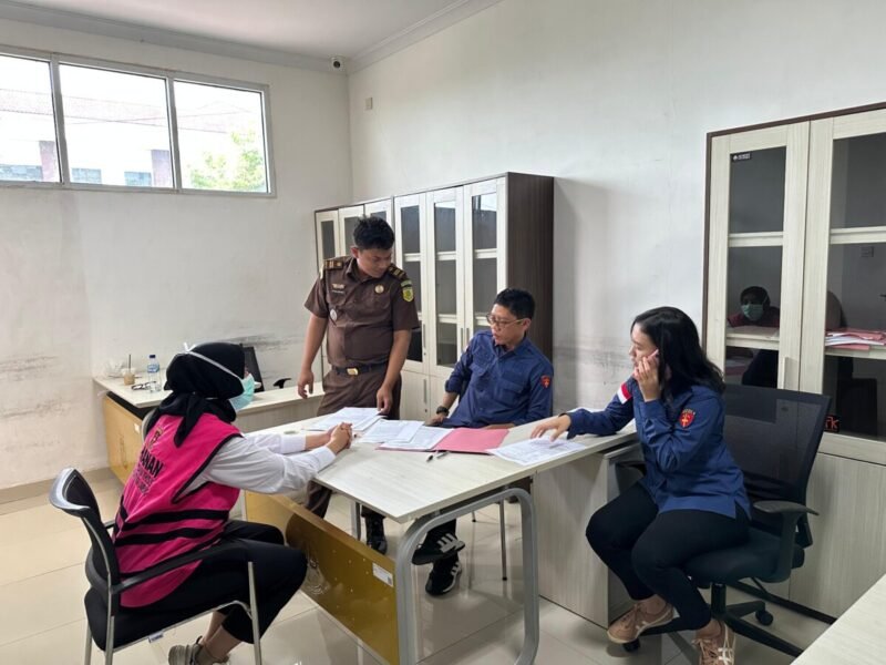 Penyidik Pidsus Kejati Lampung Serahkan Tersangka Tipikor Bank BRI Cabang Pringsewu ke Kejari Pringsewu