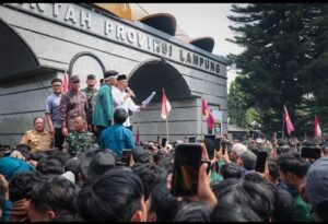 Gubernur Mirza Turun Langsung Terima Aspirasi Ribuan Massa di Kantor Pemprov