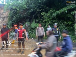 Personel Polres Lampung Barat Buka Akses Jalan Akibat Longsor di Jalur Lintas Liwa–Sumsel