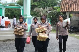 Polwan Polres Tulang Bawang Hadirkan Senyum di Pondok pesantren Darussalam Lewat Baksos Rutin