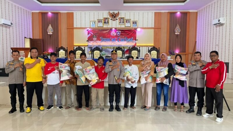 Kapolres Mesuji Gelar Jumat Curhat, Serahkan Paket Sembako untuk Warga
