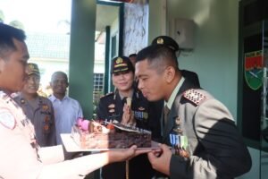 Kapolres Lampung Timur Berikan Kue Ulang Tahun kepada Dandim 0429/Lamtim dalam Rangka HUT TNI ke-80