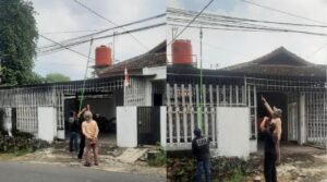 Disperkim Kota Lakukan Perapihan Kabel Fiber Optik Guna Atasi Kesemrawutan