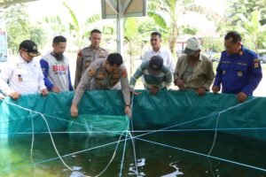 Polres Pesawaran Bersinergi dengan Dinas Perikanan Tebar 10.000 Benih Lele Dukung Ketahanan Pangan