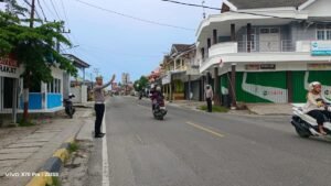 Sat Lantas Polres Pesisir Barat Laksanakan Pengaturan Lalu Lintas Di Simpang Tugu Tuhuk