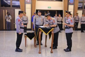 Kapolri Pimpin Sertijab, Kapolda Lampung Irjen Pol Helmy Santika Serahkan Tongkat Komando Kepada Irjen Pol Helfi Assegaf