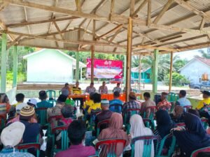 Jajaran Polres Mesuji Laksanakan Kegiatan Jumat Curhat Dan Bagikan 30 Paket Sembako Di Desa Talang Batu