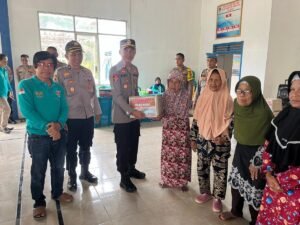 Jajaran Polres Mesuji Jumat Curhat Membagikan 30 paket Sembako Kepada Masyarakat Di Desa Sri Tanjung