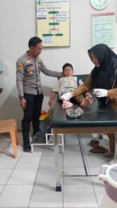 Aksi Sigap Polsek Dente Teladas! Personel Turun Tangan Selamatkan Warga Korban Laka Tunggal di Lintas Timur