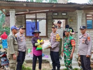 Respons Cepat, Polres Lampung Tengah Bantu Warga Terdampak Angin Puting Beliung