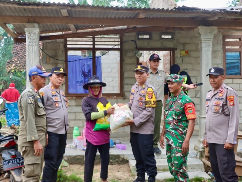 Respons Cepat, Polres Lampung Tengah Bantu Warga Terdampak Angin Puting Beliung