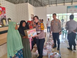 Polres Mesuji Melaksanakan Kegiatan Jumat Curhat” Membagikan 30 Paket Sembako Di Desa Kejadian