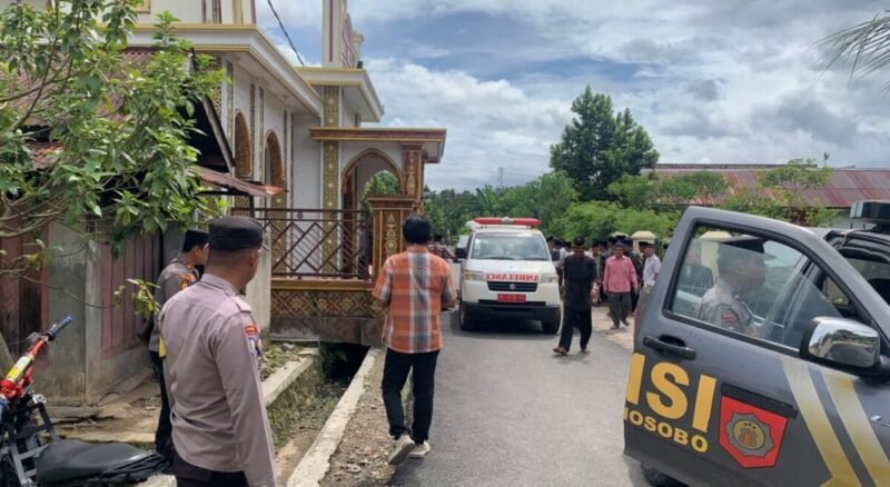 Kapolsek Wonosobo Melayat dan Hantarkan ke Pemakaman Korban Anirat di Pekon Belu