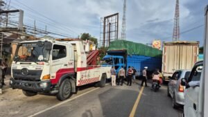 Sat Lantas Polres Mesuji Evakuasi Kendaraan Laka Yang Terjadi di Simpang Marbun