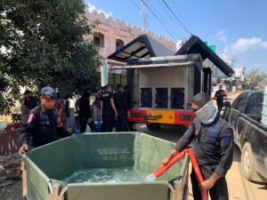 Polri Salurkan Air Bersih dan Bagikan Masker untuk Warga Terdampak Banjir di Nagan Raya