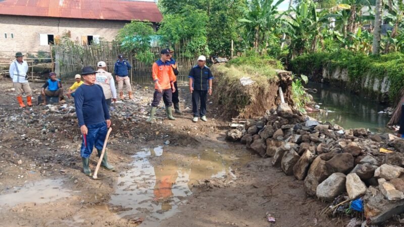 Ketum Satgas jalan lurus Herwan Rojali bersama jajarannya gotong royong Perbaiki Talud Way Tuba Kota agung Jebol