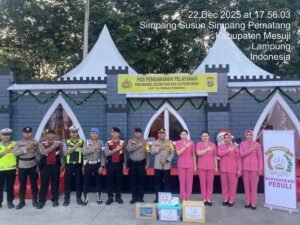 Sebagai Wujud Perhatian Dan Kepedulian Kapolres Mesuji Bersama Ketua Bhayangkari Membagikan Bingkisan