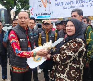 Pemkot Bandar Lampung Serahkan 10 Unit Kendaraan Pengangkut Sampah ke DLH