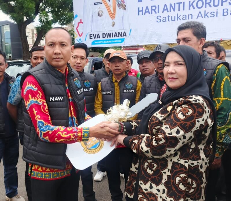 Pemkot Bandar Lampung Serahkan 10 Unit Kendaraan Pengangkut Sampah ke DLH